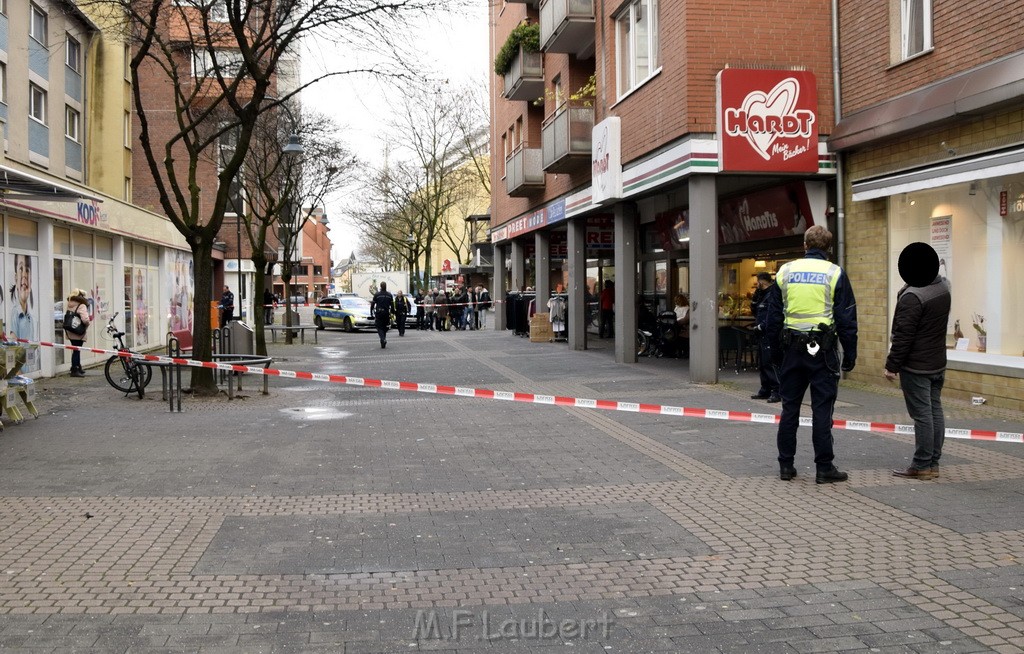 Einsatz BF Koeln Messerstecherei Koeln Porz Josefstr P28.JPG - Miklos Laubert